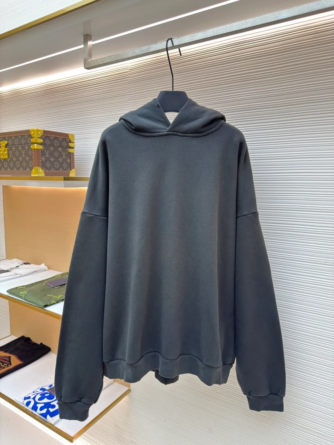 Acne Studios 1996 distressed printed hooded sweatshirt ●Authentic product: purchased and developed by 2179 ●Item number: 1680616-A85 ●Fabric: pure cotton fabric ●Technology: printing production ●Version: loose fit ●Weight: about 980 grams ●Size: S-M-L-XL ●Description: The fabric is made of custom-made pure cotton, washed with distressed and dirty gradient techniques, printed on the back, and the overall wiring is straight and delicate. The fabric is comfortable and soft, with consistent colors and no color difference. It can be matched with the same style to create a fashionable look and control various occasions. Customized accessories, complete with three standards, same style for men and women!